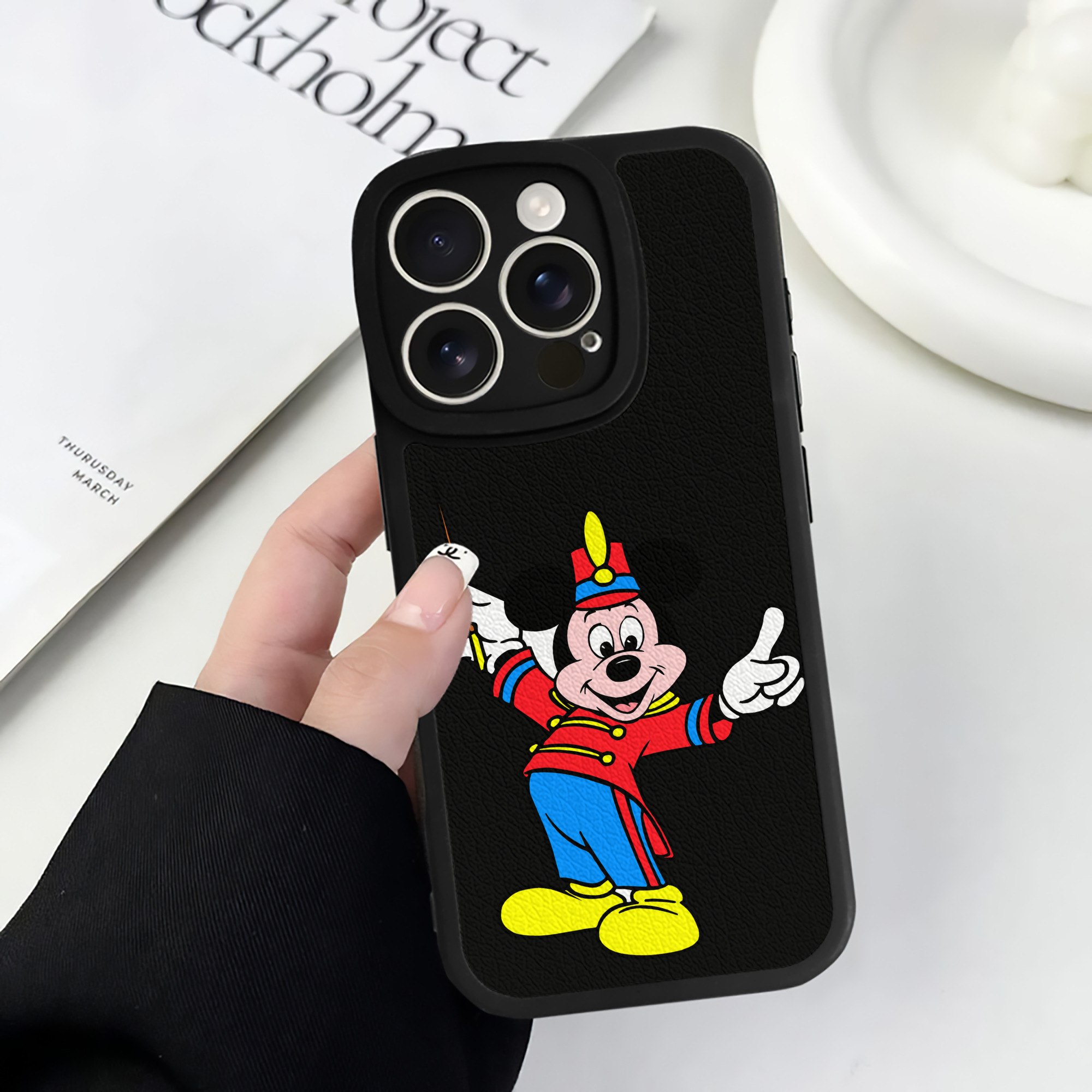 （画像用） ミッキーマウス Mickey Mouse 【iPhone 16シリーズ対応】シリコンスマホケース（レザー調） 材質：シリコン